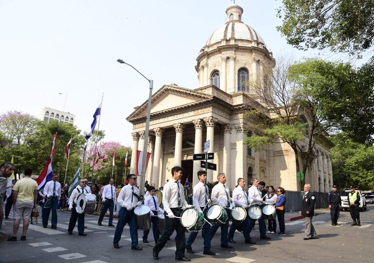 El tradicional desfile de estudiantes y exalumnos, se realizó sobre la calle Palma.