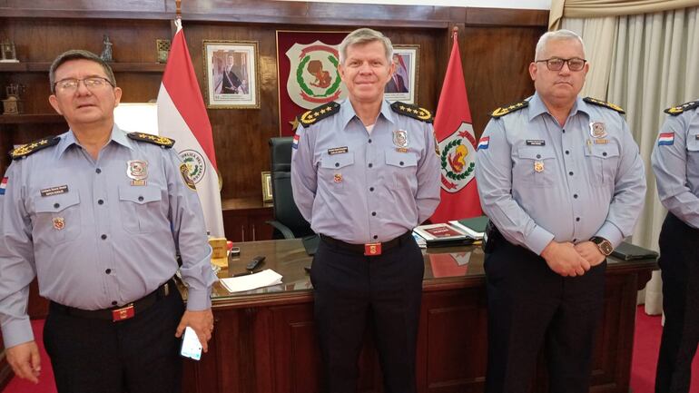 Comandante de la Policía, comisario Carlos Benítez (c) junto con su equipo de trabajo.