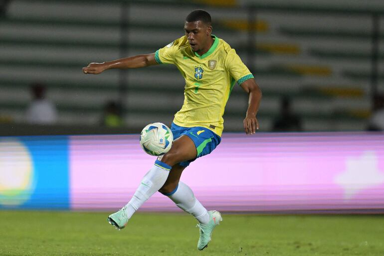 Brazil's forward #07 Rayan Simplicio controls the ball during the 2025 South American U-20 football championship match between Brazil and Argentina at the Misael Delgado stadium in Valencia, Carabobo state, Venezuela on January 24, 2025. (Photo by JUAN BARRETO / AFP)