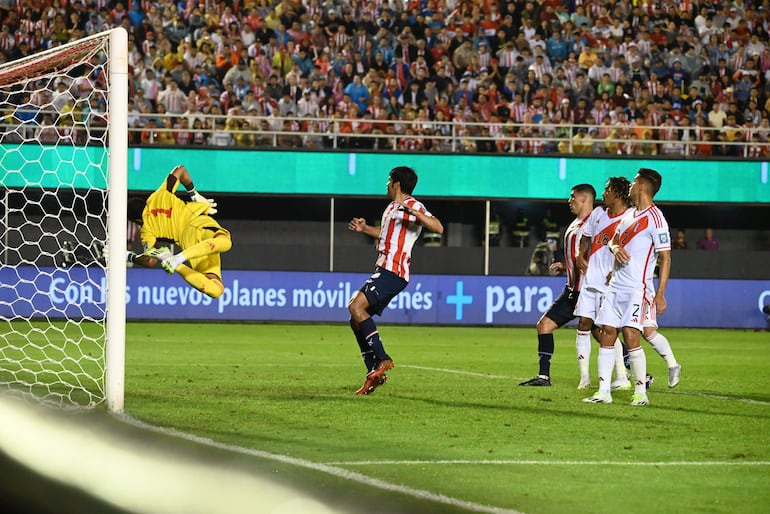 Pedro Gallese, de Perú, salva una de las jugadas de peligro que generó Paraguay en el primer tiempo.