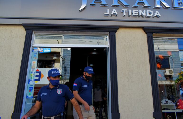 Momento del allanamiento a uno de los locales comerciales de Villarrica.