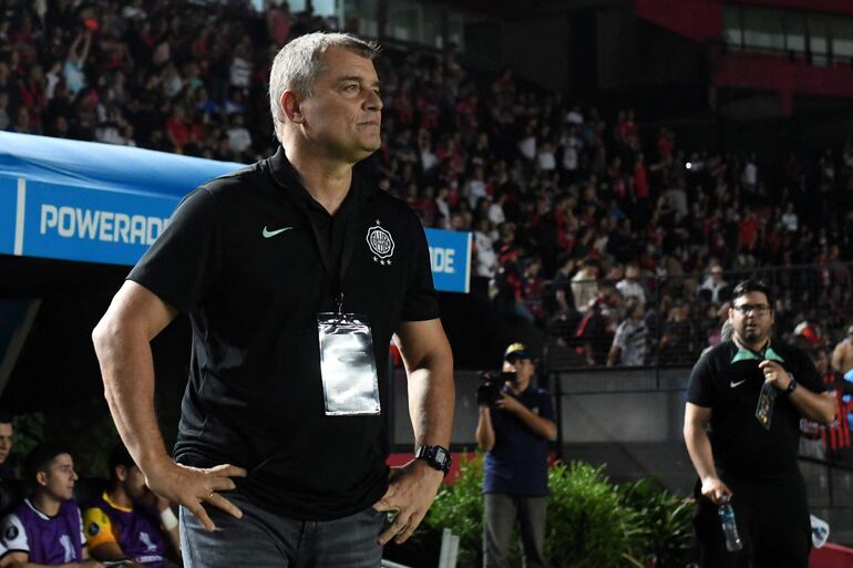 El uruguayo Diego Aguirre, entrenador de Olimpia, durante el partido contra Patronato por la fase de grupos de la Copa Libertadores en el estadio Brigadier López de la ciudad de Santa Fe, Argentina.