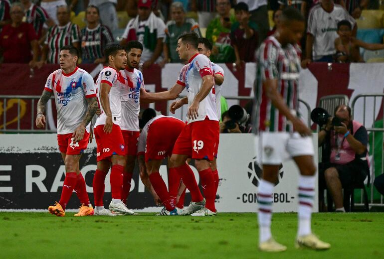 Los jugadores de Cerro Porteño festejan un gol en el partido contra Fluminense por la quinta fecha del Grupo A de la Copa Libertadores 2024 en el estadio Maracaná, en Rio de Janeiro, Brasil.