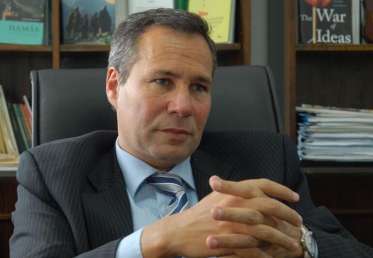 El fiscal argentino Alberto Nisman, que investigada uno de los mayores atentando terroristas de la historia argentina, fue hallado muerto en su residencia. Se cumplen 9 años del suceso.