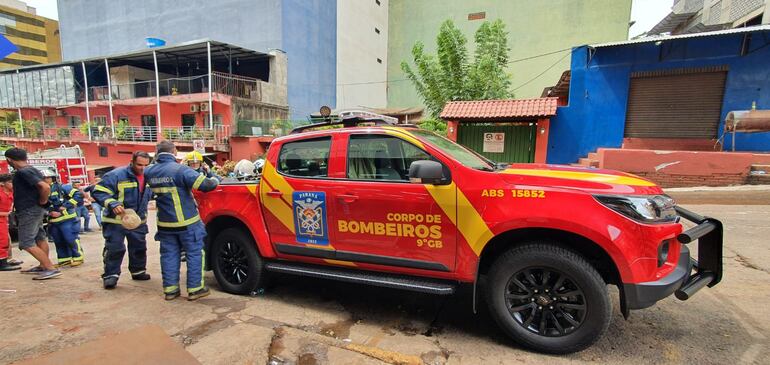 Los bomberos de Foz de Iguazú, Brasil, llegaron esta mañana para apoyar en el trabajo.