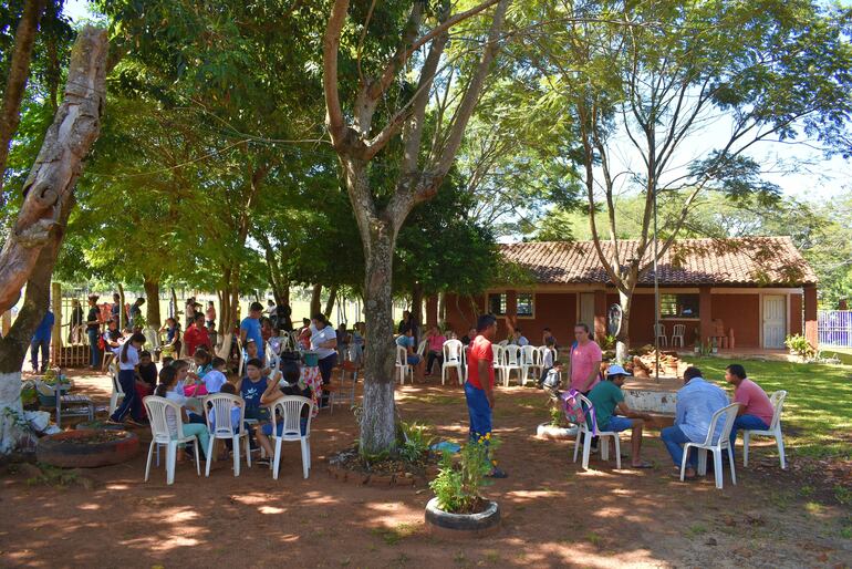 Los padres resolvieron cerrar la escuela hasta que se devuelvan los rubros de la institución. 