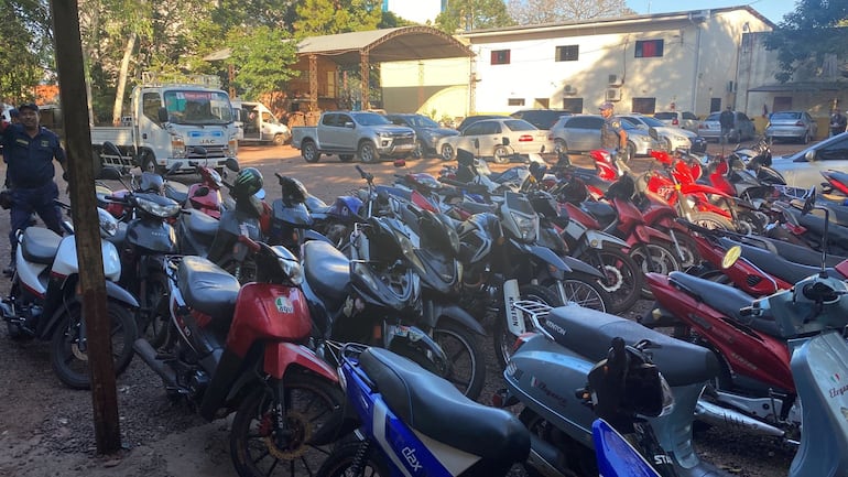 Motocicletas intervenidas por la Municipalidad de Saltos del Guairá el fin de semana, La gran mayoría son de infractores que no usan el casco