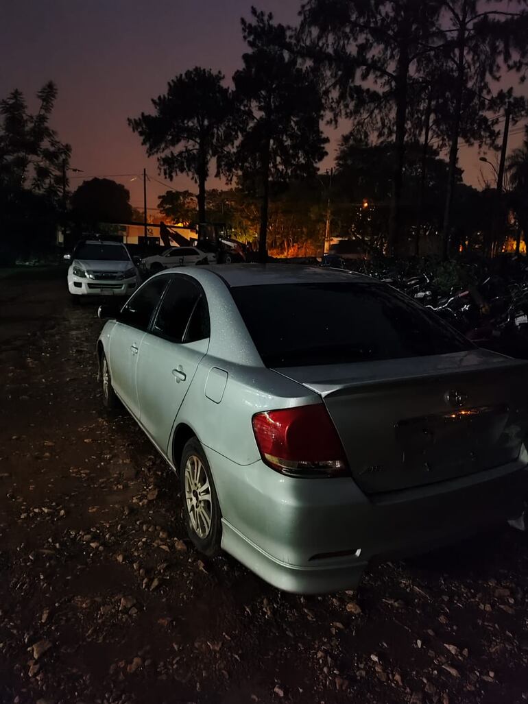 El automóvil Toyota Allion gris en que estaba el personal policial cuando fue detenido con la carga de estupefaciente.