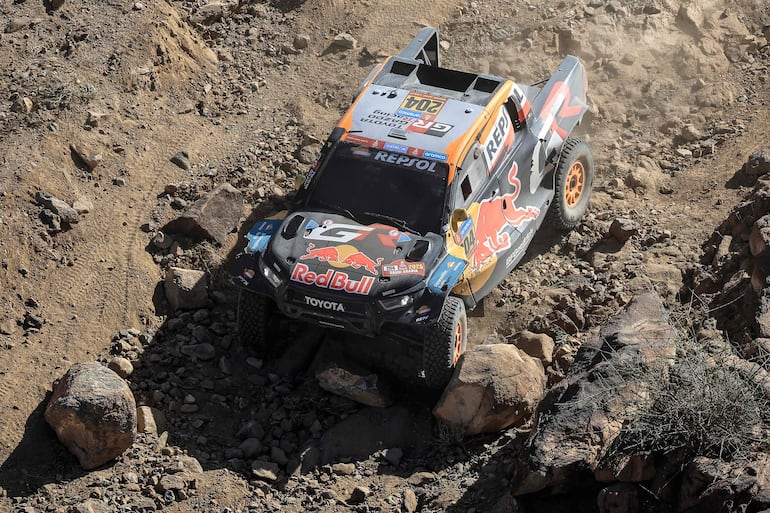 El norteamericano Seth Quintero, navegado por el alemán Dennis Zenz en la camioneta Toyota GR DKR Hilux #204, pasa un sector bastante exigente con piedras, ayer.