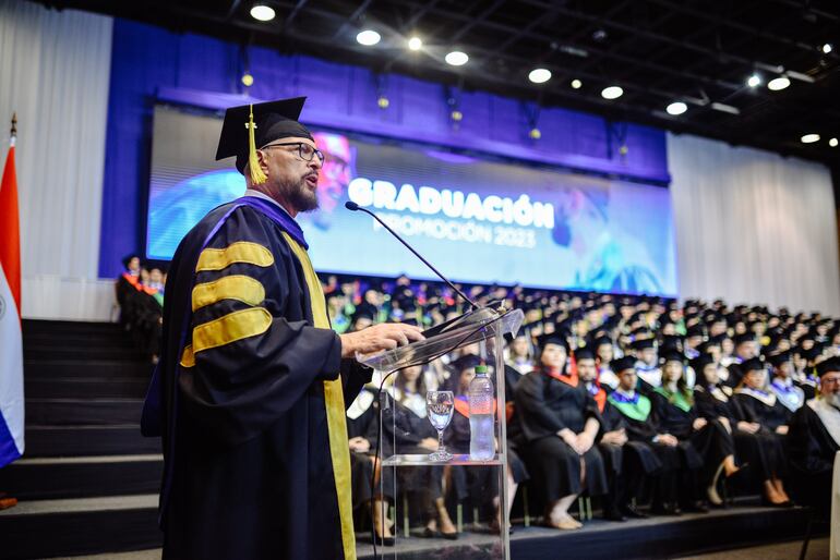 El rector de la Universidad Americana, Dr. Sergio Duarte Masi, durante su discurso en la graduación de la promoción 2023.