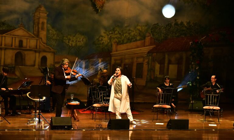 Con una escenografía inspirada en las casonas antiguas de estilo colonial, Luis Alvarez y Lizza Bogado compartieron con el público un entretenido encuentro entre amigos.