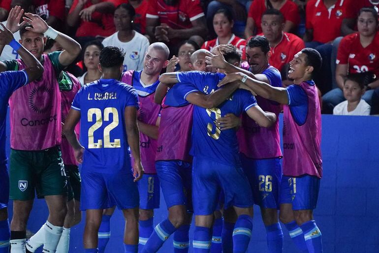 Oscar Acevedo de Nicaragua celebra una anotación hoy, durante un partido amistoso entre las selecciones de Panamá y Nicaragua, en el estadio Universitario en Llano Marín, en la cuidad de Penonomé (Panamá).