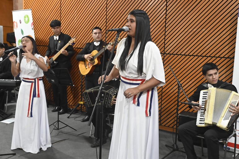 La Orquesta Típica Ymaguaréicha realizó en Asunción la presentación de su álbum, interpretando varios de los temas que lo conforman.