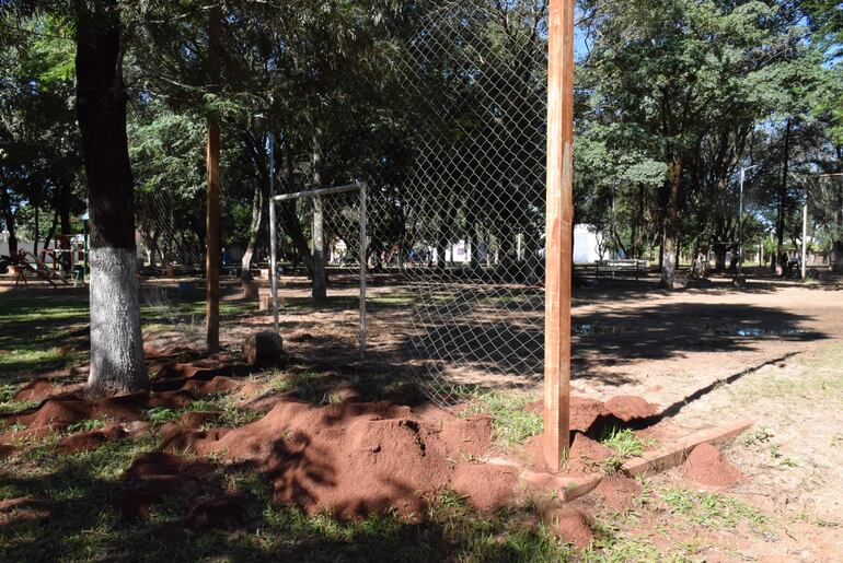 El tejido de alambre que protege la canchita de la plaza está destruido.