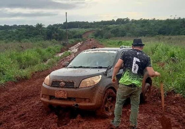 Una camioneta empantanada por el mal estado del camino.