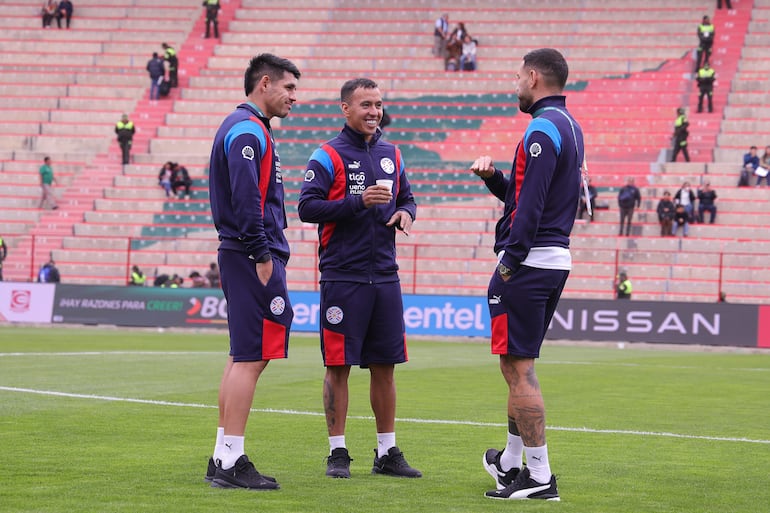 La llegada de Paraguay y reconocimiento del césped del estadio Municipal de El Alto.