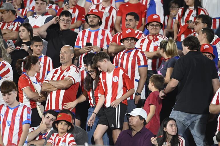 Los hinchas de Paraguay en la previa del partido frente a Argentina por las Eliminatorias Sudamericanas 2026 en el estadio Defensores del Chaco, en Asunción.