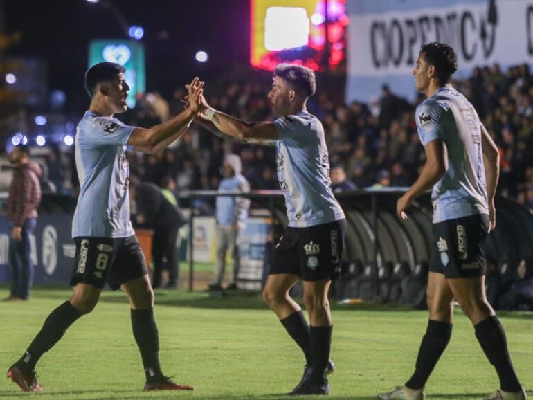 Diego Valdez (i), futbolista de Guaireña, celebra un gol en el partido contra Sportivo Luqueño por la segunda ronda del torneo Clausura 2023 del fútbol paraguayo en el estadio Parque del Guairá, en Villarrica.