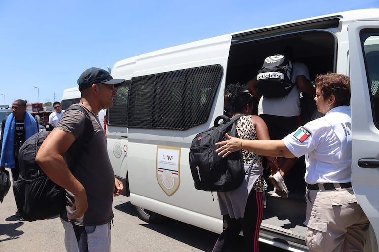 Miembros del Instituto Nacional de Migración (INM) realizan operativos para recoger personas migrantes el 18 de junio de 2023, en Tapachula (México).