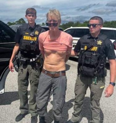 En esta imagen publicada el 16 de septiembre de 2024 por la Oficina del Sheriff del condado de Martin, se muestra a Ryan Wesley Routh después de su arresto en el condado de Martin, Florida, el 15 de septiembre. El expresidente de Estados Unidos y candidato presidencial republicano Donald Trump fue el objetivo de un aparente intento de asesinato ayer en su campo de golf de Palm Beach, Florida.