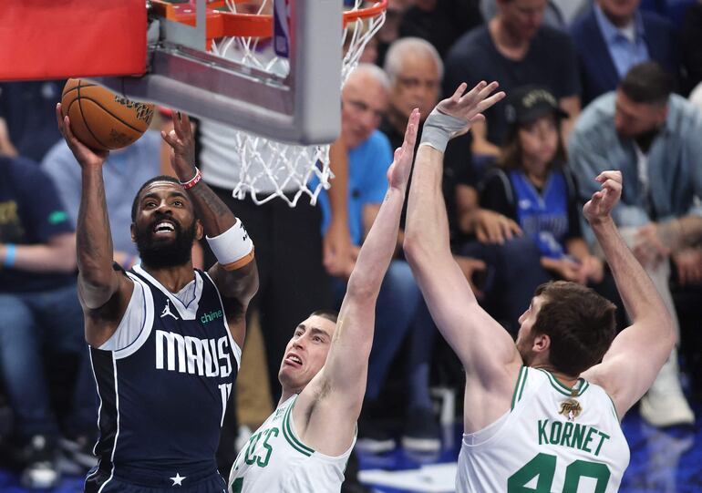 Kyrie Irving, jugador de Dallas Mavericks, encesta en un partido ante Boston Celtics en el quinto juego de las finales de las NBA 2023-2024 en el American Airlines Center, en Dallas, Texas.