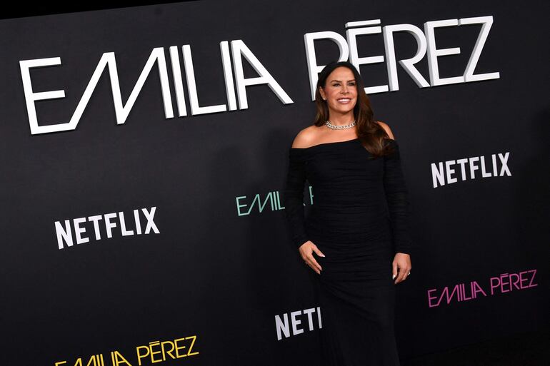 La actriz española Karla Sofia Gascón llegó con un look "Total Black" a la premier de "Emilia Pérez" en Los Ángeles. (VALERIE MACON / AFP)