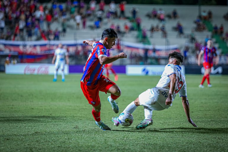 Gabriel Aguayo, futbolista de Cerro Porteño, pelea por el balón en un partido frente a Nacional por la fecha 19 del torneo Clausura 2024 del fútbol paraguayo en el estadio Arsenio Erico, en Asunción, Paraguay.