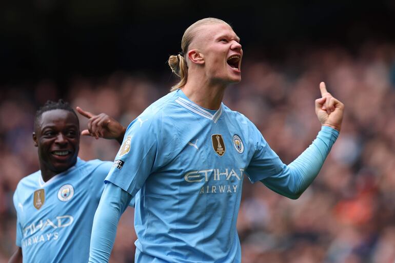 El noruego Erling Halaand (d), futbolista del Manchester City, celebra un gol en el partido ante el Everton por la ronda 24 de la Premier League en el estadio Etihad, en Manchester, Inglaterra.