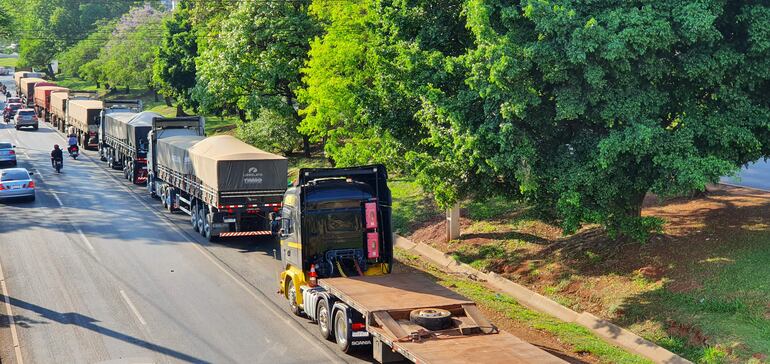 La fila de camiones se extiende hasta 12 kilómetros desde la ruta PY02.