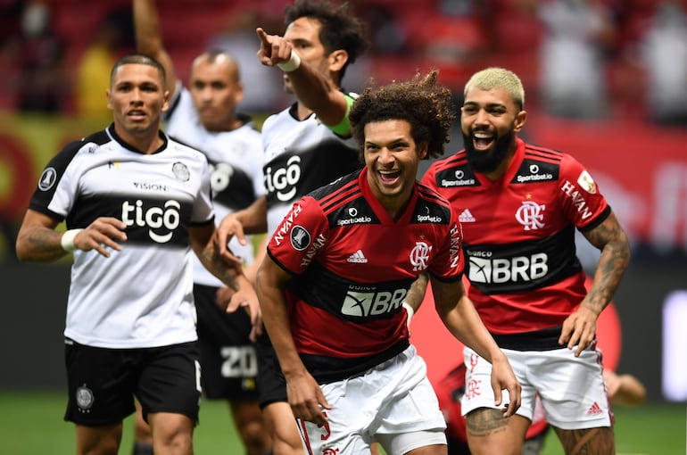 Willian Arao, futbolista de Flamengo, celebra un gol en el partido de los cuartos de final de la Copa Libertadores contra Olimpia en el estadio Mané Garrincha, en Brasilia.