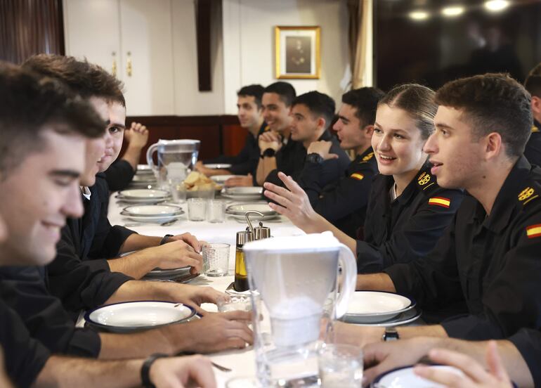 La princesa Leonor durante el almuerzo en el que comparte mesa con 75 guardiamarinas.