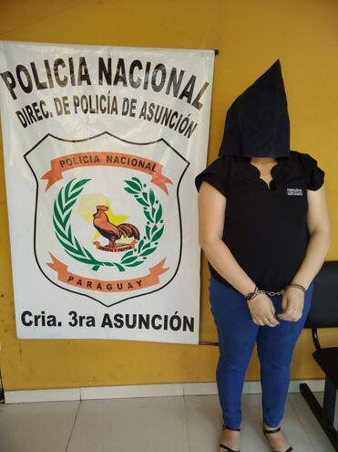 La mujer detenido por supuestamente desviar dinero a la cuenta de su pareja por ventas en la tienda de ropas donde trabajaba.