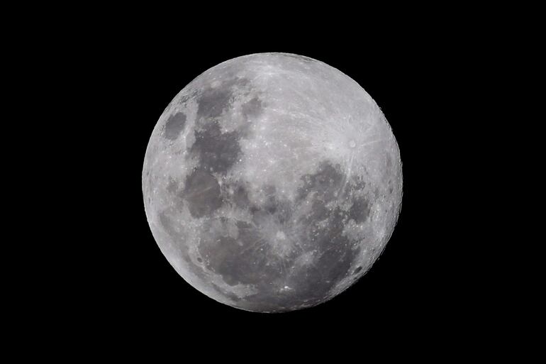 Imagen de archivo.  La "super luna de flores" fue vista sobre el cielo de Santiago (Chile), antes del eclipse lunar que tuvo lugar llegado el amanecer. La súperluna llena se da cuando el astro se encuentra en el punto más cercano a la tierra.