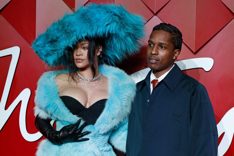 La cantante barbadense Rihanna y el rapero estadounidense Asap Rocky posan en la alfombra roja a su llegada a los Fashion Awards 2024 en el Royal Albert Hall de Londres.