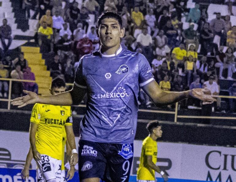 Alan Wlk celebra uno de los dos goles que marcó para los Toros de Celaya.