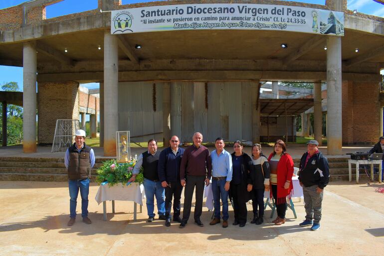 El gobernador de Guairá, Carlos Barreto (ANR); el intendente de Itapé, Ignacio Rotela (PLRA); y el rector del santuario, Pbro. Cirilo Apodaca junto con algunos integrantes de la comisión proconstrucción. 