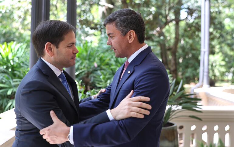 Marco Rubio, senador republicano por el estado de la Florida (Estados Unidos) saluda al presidente de Paraguay, Santiago Peña.