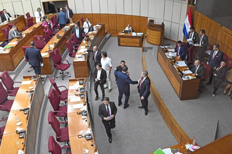 Sesion ordinaria de la Camara de Senadores. Perdida de investidura a Kattya Gonzalez. 