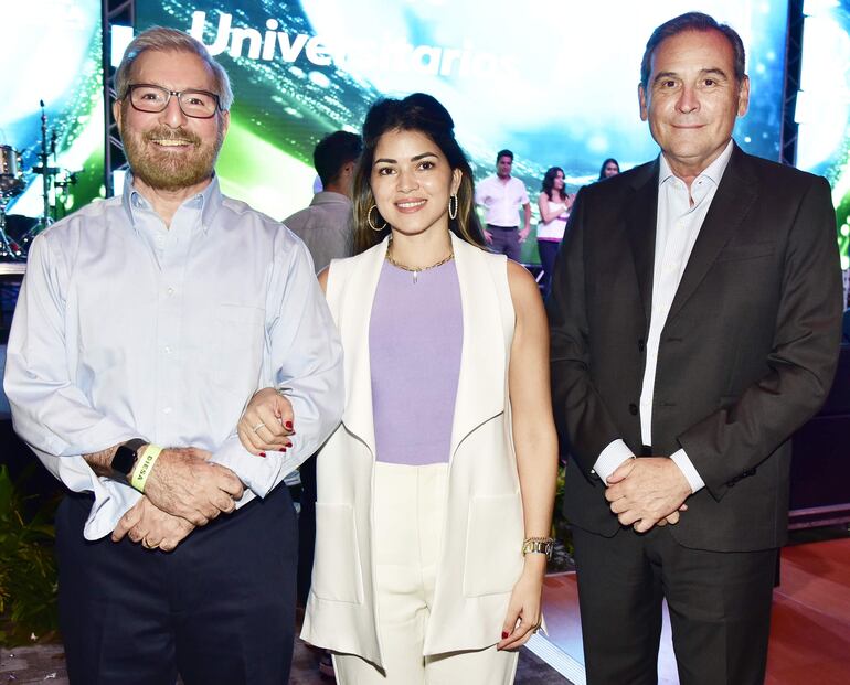 Miguel Carrizosa, Cynthia de Carrizosa y el embajador de Colombia, Juan Manuel Corzo.