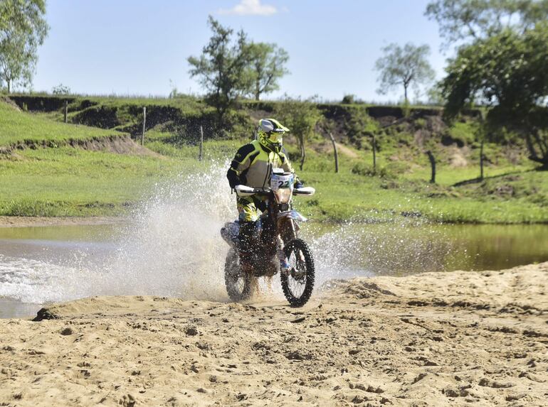 El piloto Gido Krahn, de Lolita-Chaco paraguayo, se consagró como campeón de la categoría de las motos hasta 450 cc.