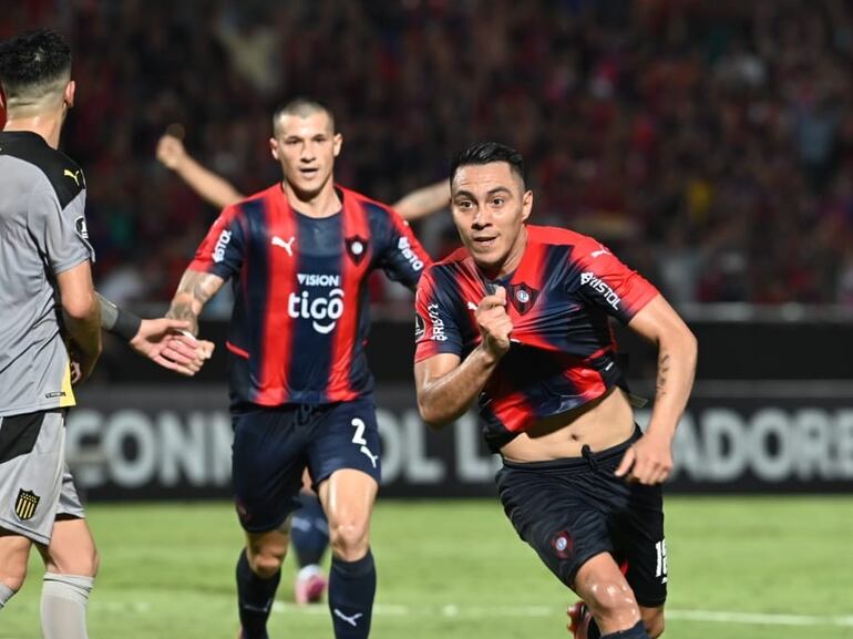 Ángel Cardozo Lucena (d) festeja el tanto que convirtió contra Peñarol en la tercera jornada de la fase de grupos de la Copa Libertadores.