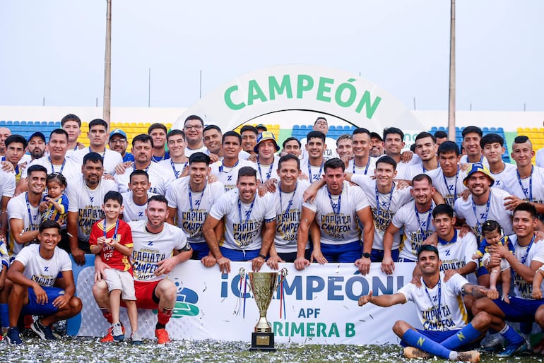 La Copa y las medallas de campeón fueron entregadas ayer a los integrantes del plantel de Deportivo Capiatá, monarca del torneo de la Primera B 2024.