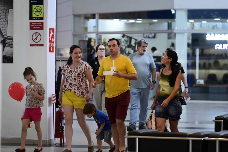 Empresarios invitan a la gente a aprovechar la Semana Santa para visitar los centros comerciales.