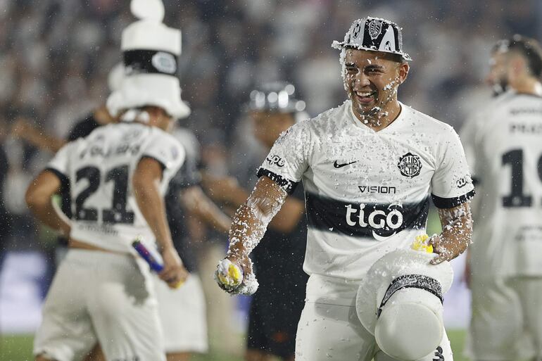 Hugo Javier Benítez, futbolista de Olimpia, celebra el título de campeón del torneo Clausura 2024 del fútbol paraguayo en el estadio Defensores del Chaco, en Asunción, Paraguay.