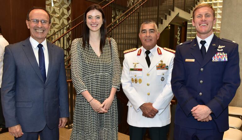 Oscar González, ministro de Defensa; Leslie Wilson, Gral. César Moreno y Tte. Cnel. Justin Hauffe.