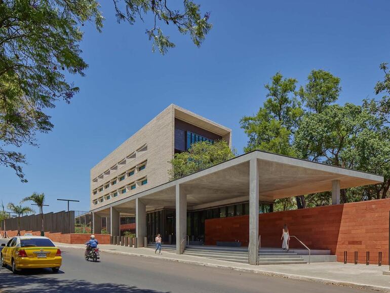 Fachada de la Embajada de Estados Unidos sobre la avenida Kubitschek.