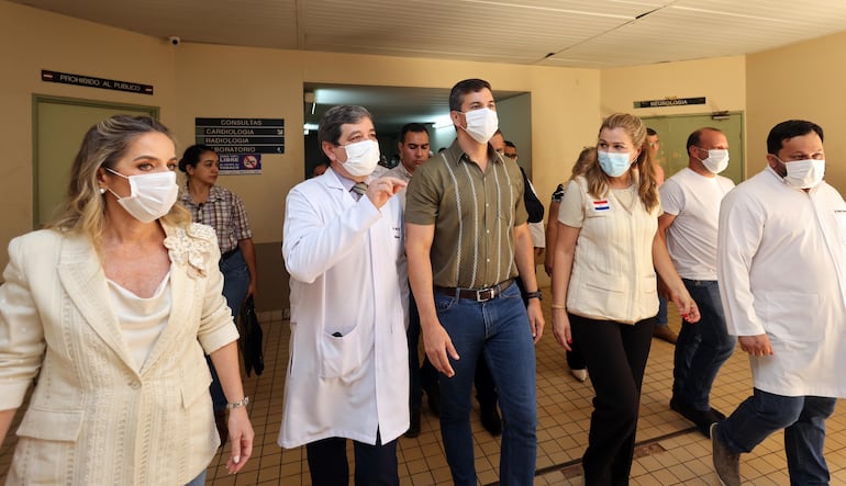 Santiago Peña (c) visitó ayer el Hospital Nacional de Itauguá, donde observó   que el nosocomio  está con grave deterioro edilicio.