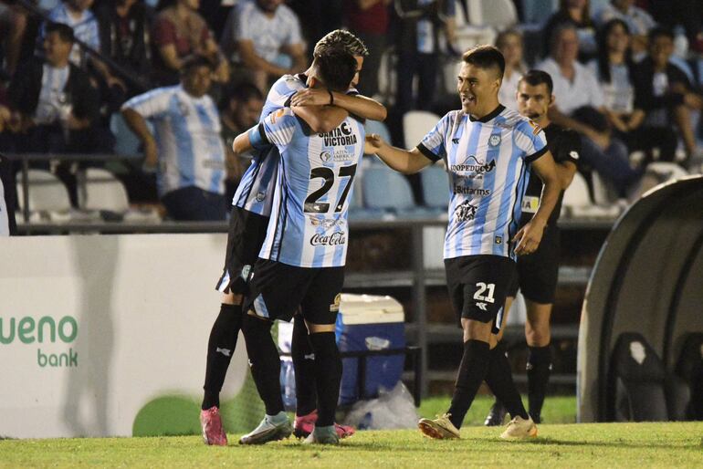 Jesús Cáceres (i), jugador de Guaireña, festeja un gol en el partido frente a Deportivo Recoleta por la undécima fecha de la División Intermedia 2024 en el estadio Parque del Guairá, en VIllarrica.