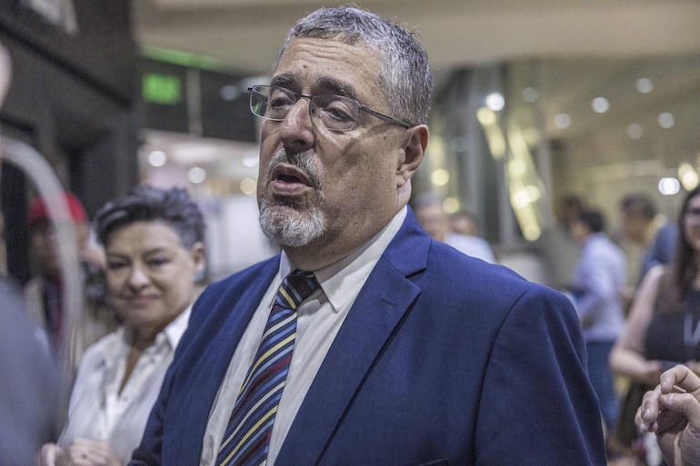 El candidato a la Presidencia por el partido Movimiento Semilla, Bernardo Arévalo (c), al salir del centro de computo del Tribunal Supremo Electoral (TSE), este lunes en Ciudad de Guatemala. El candidato de izquierda obtuvo este lunes un inesperado segundo lugar en las elecciones presidenciales de Guatemala, dominadas por la exprimera dama Sandra Torres Casanova, a la espera de enfrentarse ambos en una segunda vuelta en agosto.