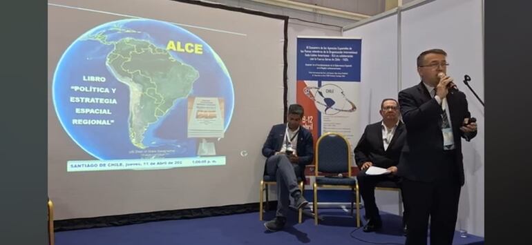 El Dr. Liduvino Vielman ofreció una disertación en la Feria Internacional del Aire y del Espacio, FIDAE24.